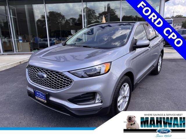 Photo of 2023 ICONIC SILVER Ford Edge