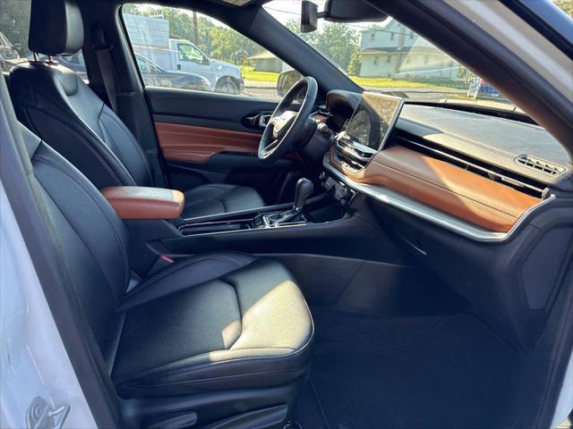 Photo of 2024 White Jeep Compass