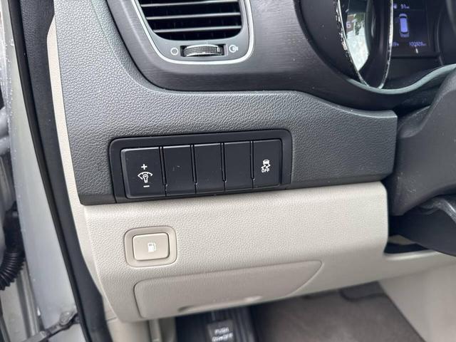 Photo of 2019 Silver Kia Sedona