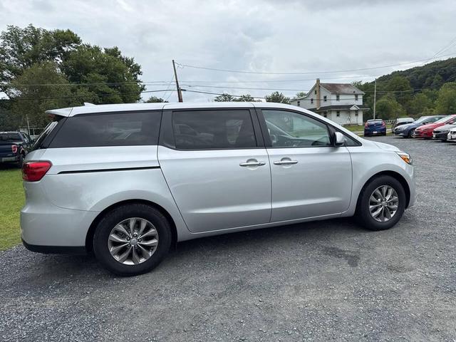 Photo of 2019 Silver Kia Sedona