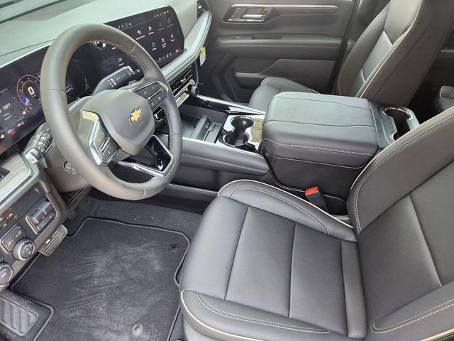 Photo of 2025 Iridescent Pearl Tricoat Chevrolet Suburban