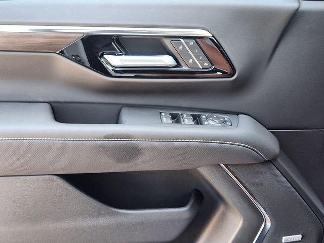 Photo of 2025 Iridescent Pearl Tricoat Chevrolet Suburban