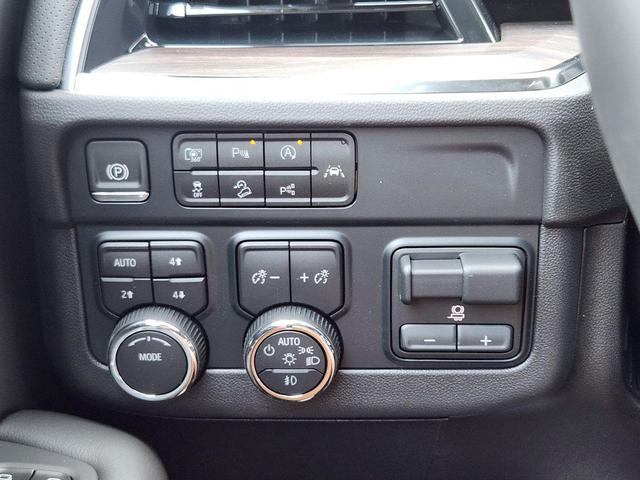 Photo of 2025 Iridescent Pearl Tricoat Chevrolet Suburban