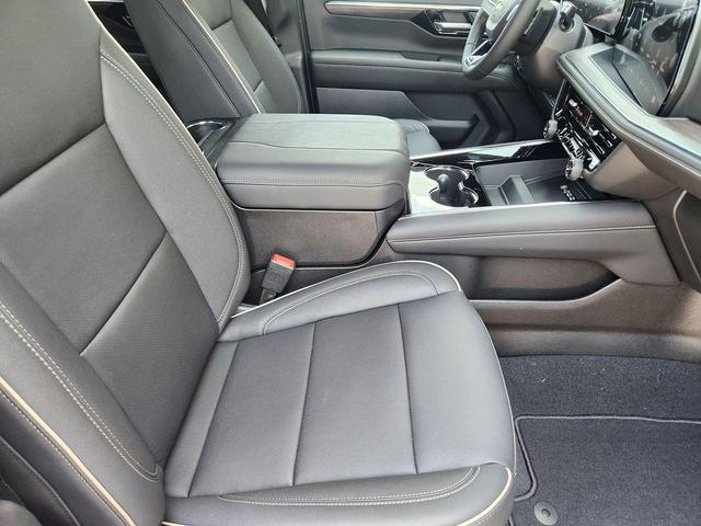 Photo of 2025 Iridescent Pearl Tricoat Chevrolet Suburban