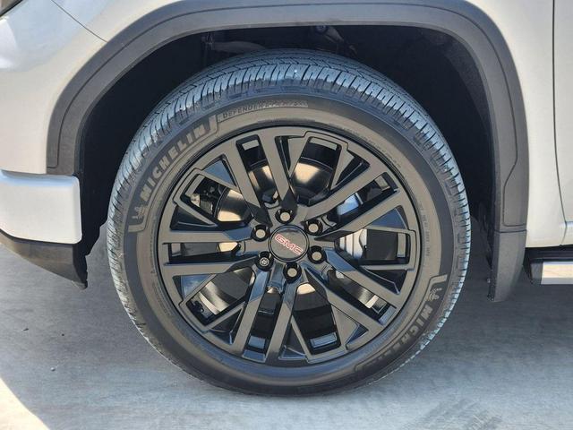 Photo of 2022 White Frost Tricoat GMC Sierra 1500