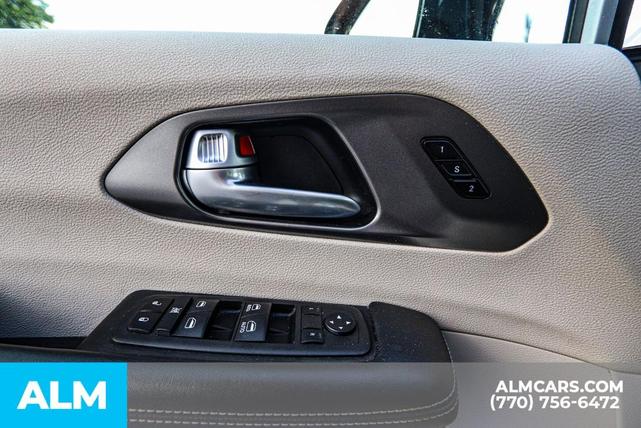 Photo of 2024 Silver Mist Clearcoat Chrysler Pacifica