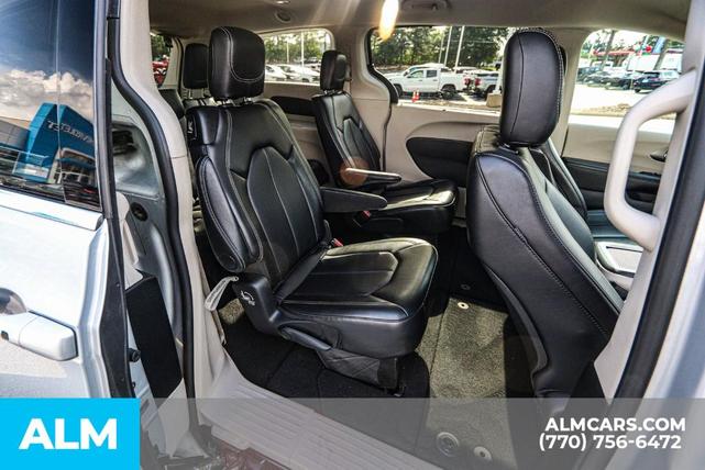 Photo of 2024 Silver Mist Clearcoat Chrysler Pacifica