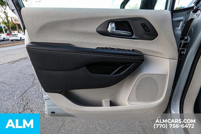 Photo of 2024 Silver Mist Clearcoat Chrysler Pacifica