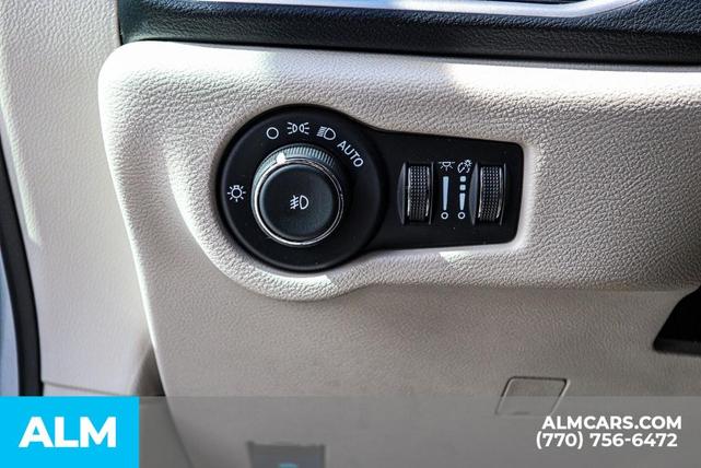 Photo of 2024 Silver Mist Clearcoat Chrysler Pacifica