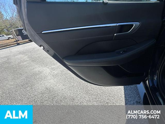 Photo of 2020 Oxford Blue Hyundai SONATA Hybrid