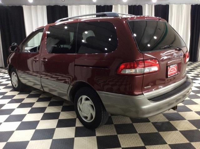Photo of 2001 Maroon Toyota Sienna