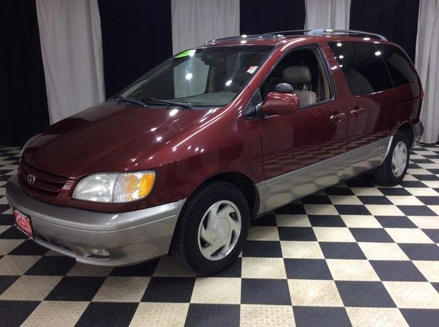Photo of 2001 Maroon Toyota Sienna