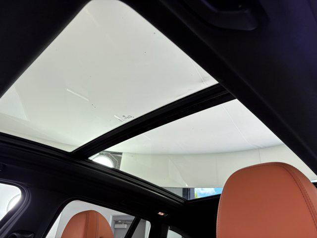 Photo of 2023 Mineral White Metallic BMW X3