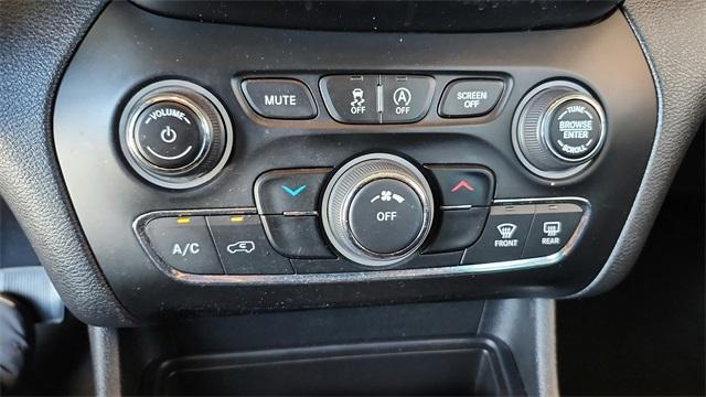 Photo of 2020 Bright White Clearcoat Jeep Cherokee