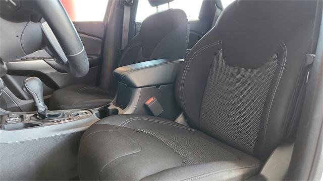 Photo of 2020 Bright White Clearcoat Jeep Cherokee