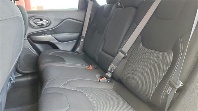 Photo of 2020 Bright White Clearcoat Jeep Cherokee