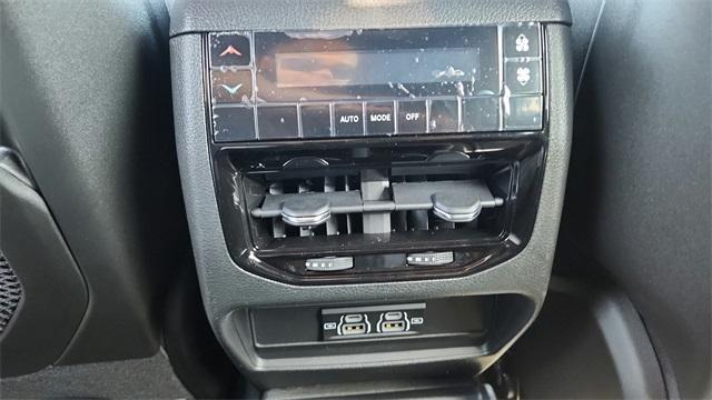 Photo of 2025 Diamond Black Jeep Grand Cherokee L