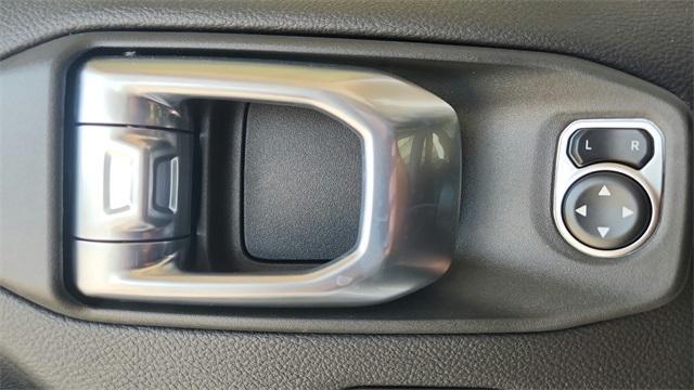 Photo of 2025 Bright White Clearcoat Jeep Gladiator