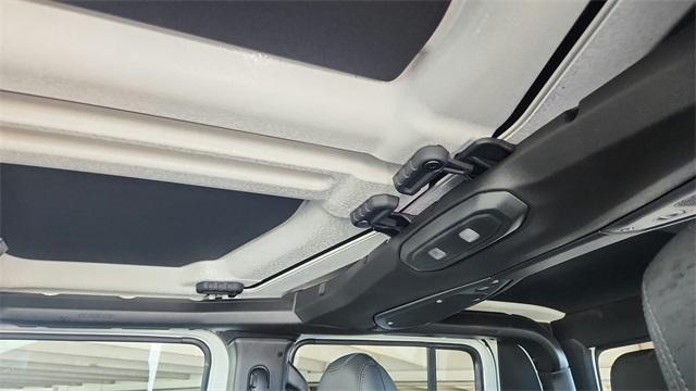 Photo of 2025 Bright White Clearcoat Jeep Gladiator