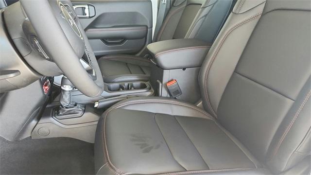 Photo of 2025 Bright White Clearcoat Jeep Gladiator
