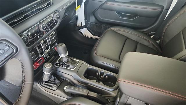 Photo of 2025 Bright White Clearcoat Jeep Gladiator