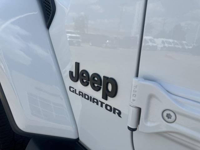 Photo of 2021 Bright White Clearcoat Jeep Gladiator