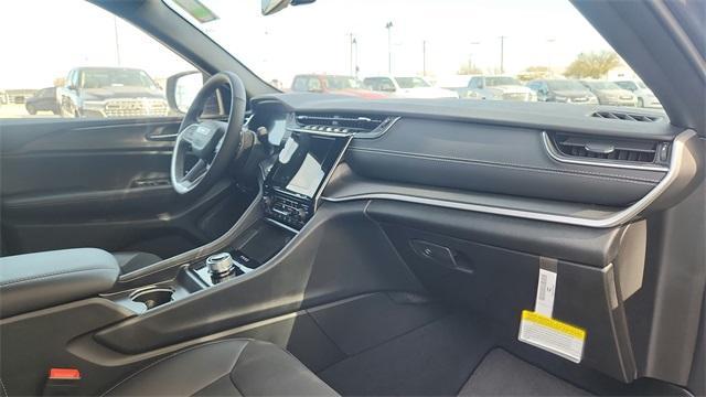 Photo of 2025 Metallic Jeep Grand Cherokee L