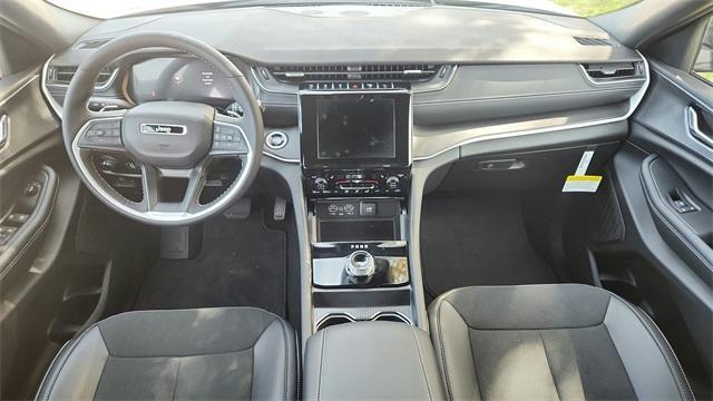 Photo of 2025 Metallic Jeep Grand Cherokee L