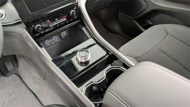 Photo of 2024 Metallic Jeep Grand Cherokee L