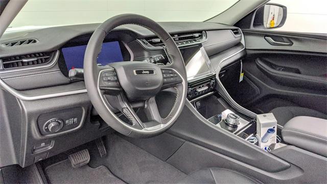 Photo of 2024 Metallic Jeep Grand Cherokee L