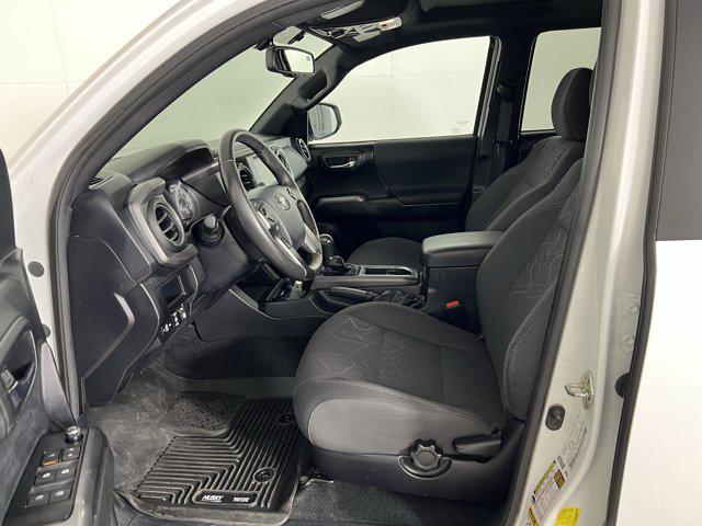 Photo of 2017 Super White Toyota Tacoma