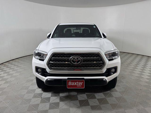 Photo of 2017 Super White Toyota Tacoma