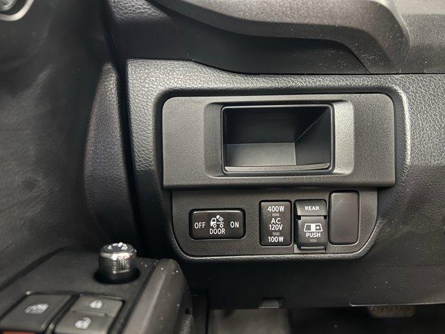 Photo of 2017 Super White Toyota Tacoma