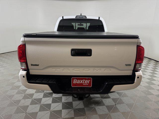 Photo of 2017 Super White Toyota Tacoma
