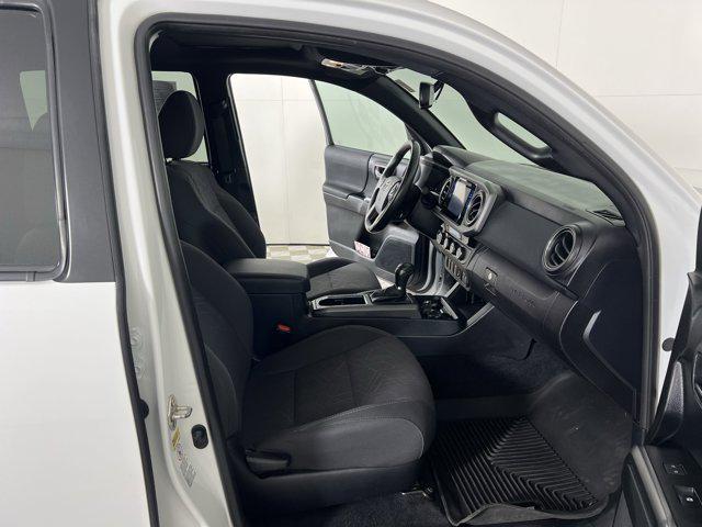 Photo of 2017 Super White Toyota Tacoma