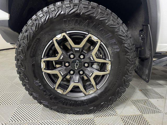 Photo of 2024 Summit White Chevrolet Colorado
