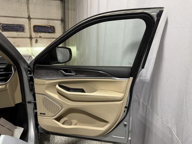 Photo of 2022 Silver Zynith Jeep Grand Cherokee L
