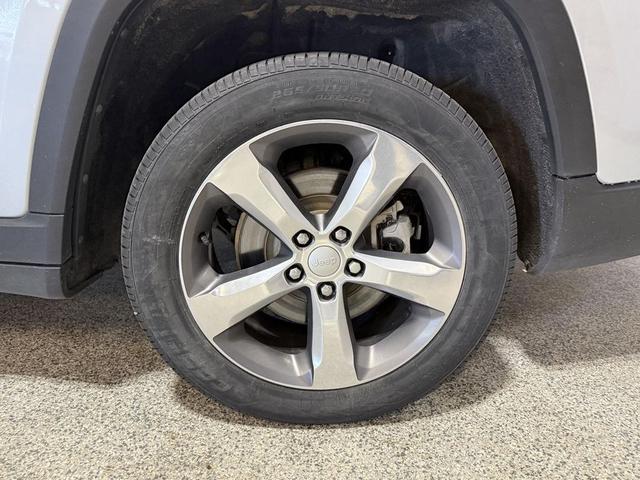 Photo of 2022 Silver Zynith Jeep Grand Cherokee L