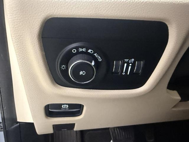 Photo of 2022 Silver Zynith Jeep Grand Cherokee L