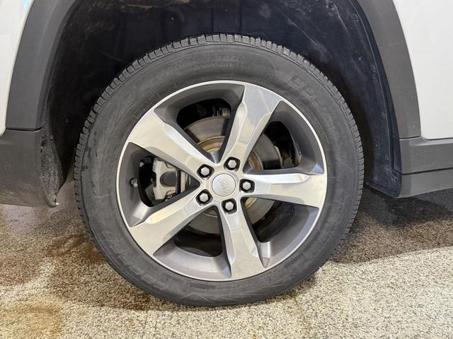 Photo of 2022 Silver Zynith Jeep Grand Cherokee L