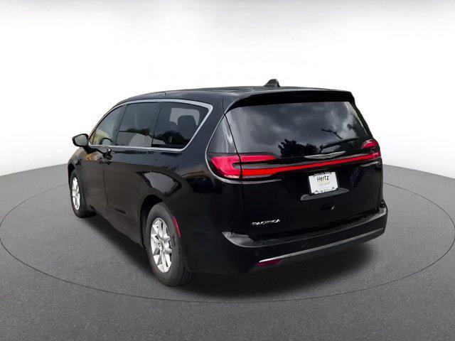 Photo of 2024 Diamond Black Crystal Pearlcoat Chrysler Pacifica