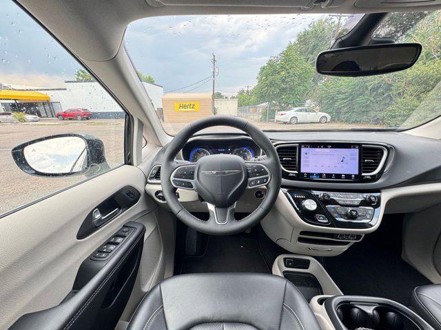 Photo of 2024 Diamond Black Crystal Pearlcoat Chrysler Pacifica