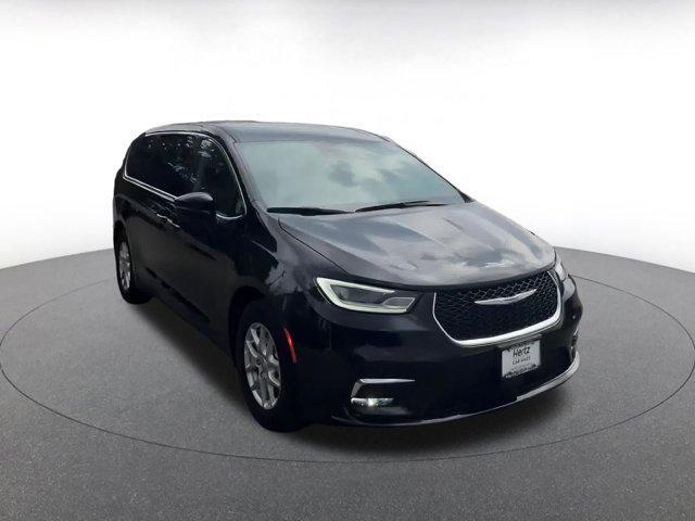 Photo of 2024 Diamond Black Crystal Pearlcoat Chrysler Pacifica