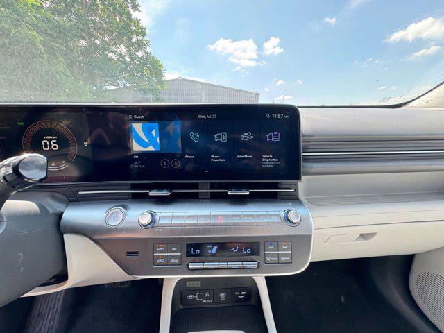 Photo of 2024 Atlas White Hyundai KONA