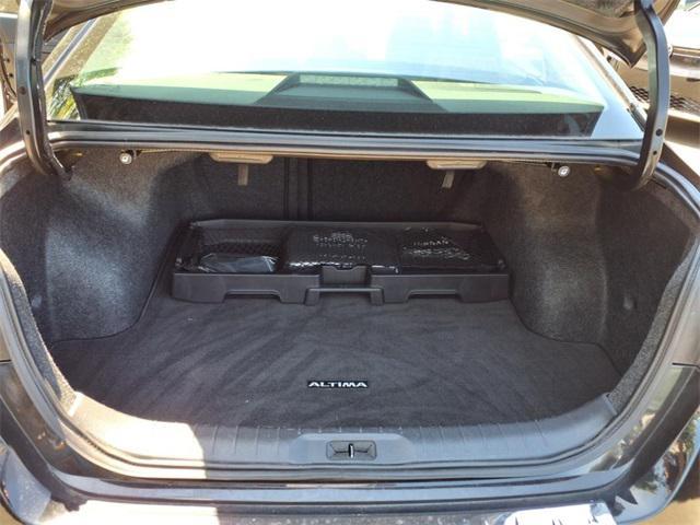 Photo of 2022 Super Black Clearcoat Nissan Altima