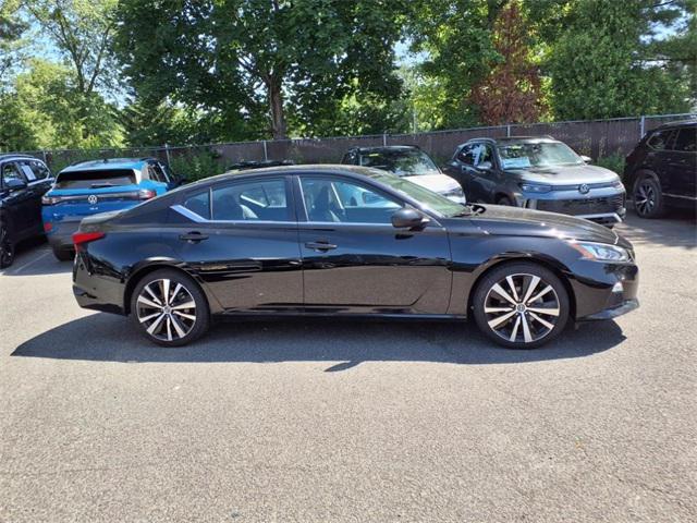 Photo of 2022 Super Black Clearcoat Nissan Altima