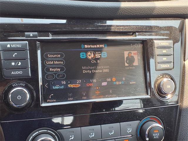 Photo of 2021 Glacier White Nissan Rogue Sport