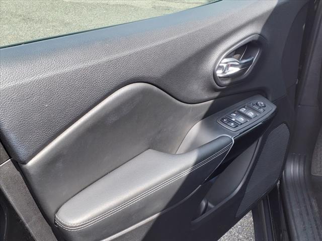 Photo of 2023 Diamond Black Crystal Pearlcoat Jeep Cherokee