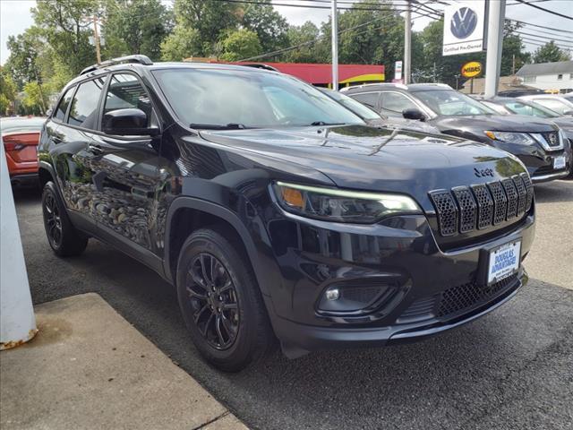 Photo of 2023 Diamond Black Crystal Pearlcoat Jeep Cherokee