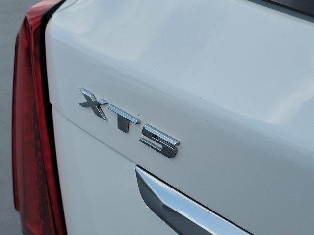 Photo of 2021 Crystal White Tri-Coat Cadillac XT5